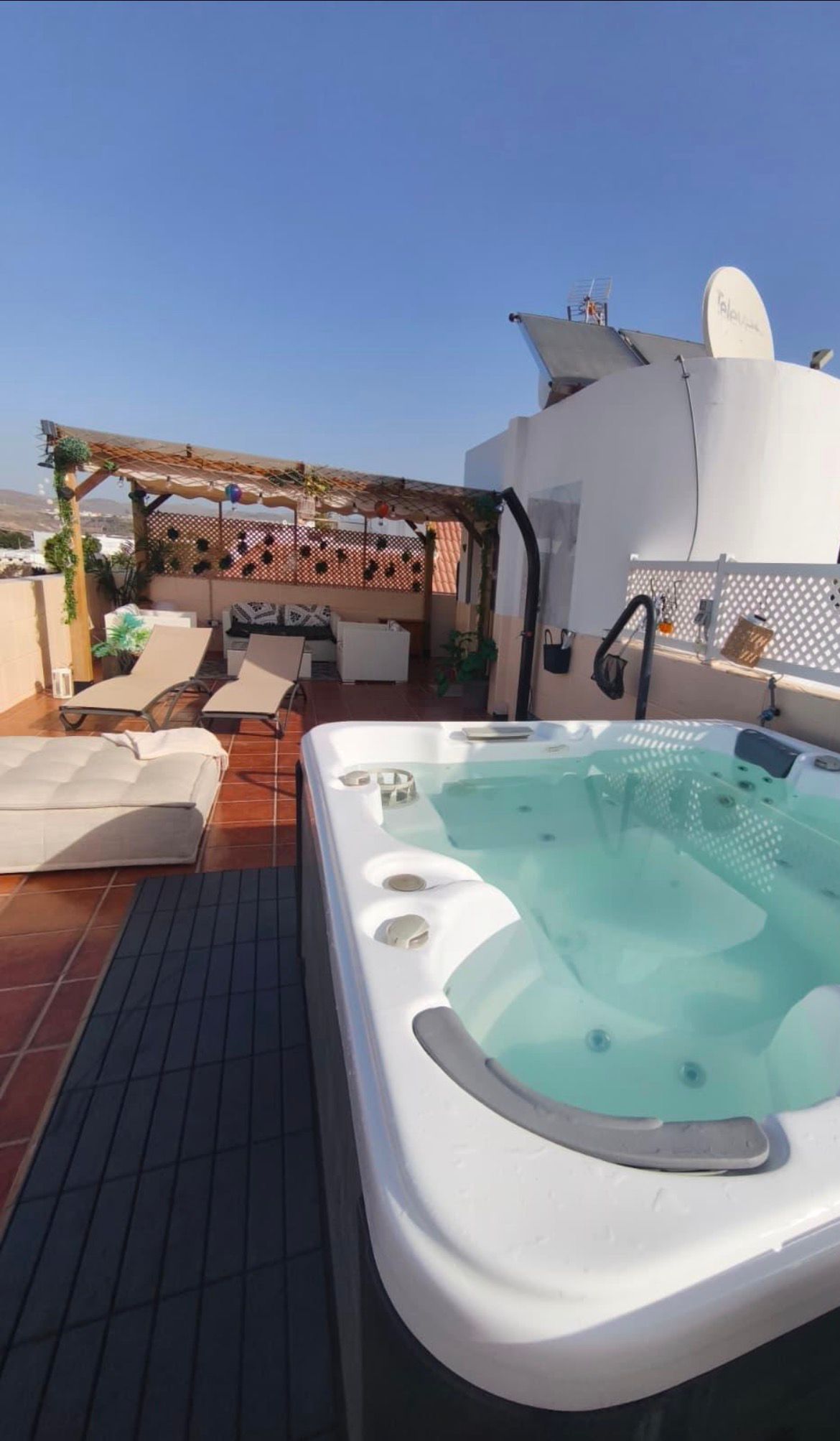 Roof terrace with hot tub and sun loungers — Basement Apartments, Maspalomas